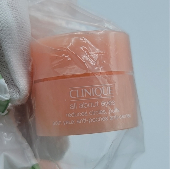 Clinique Glowy Skin 8 Piece Set With Cosmetic Case NEW #677 GIFT WITH PURCHASE - Picture 4 of 10